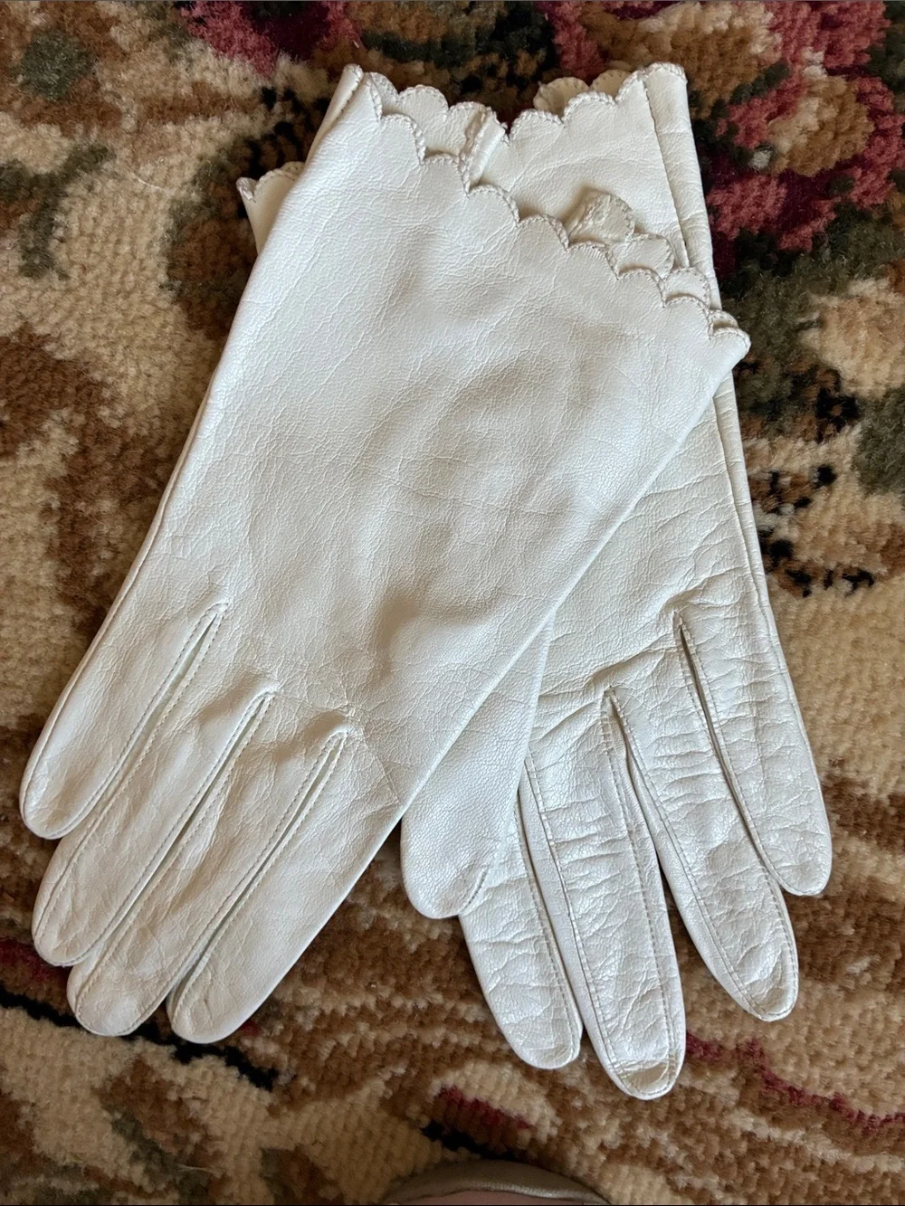 Vintage White Scalloped Edge Leather Gloves